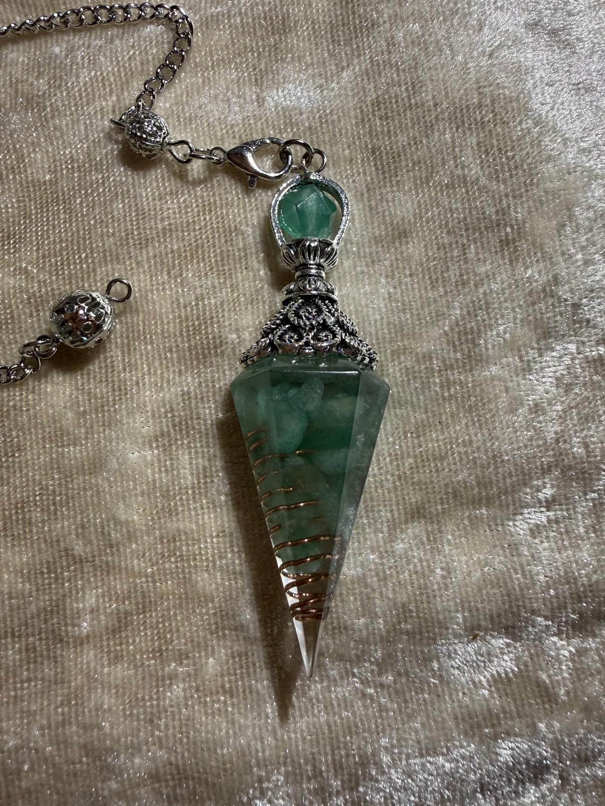 Pendule Harmonisation & Guérison en Cristal Vert et Cuivre – Chakra du Cœur